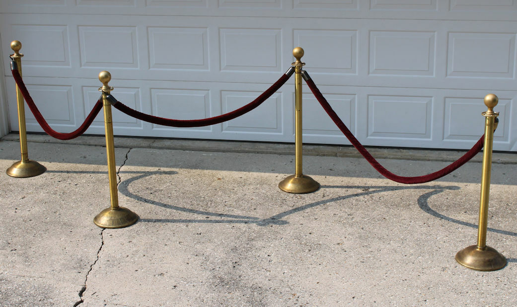 4 vintage brass ball movie theatre stanchions & velvet rope Lawrence 310 USA Без бренда