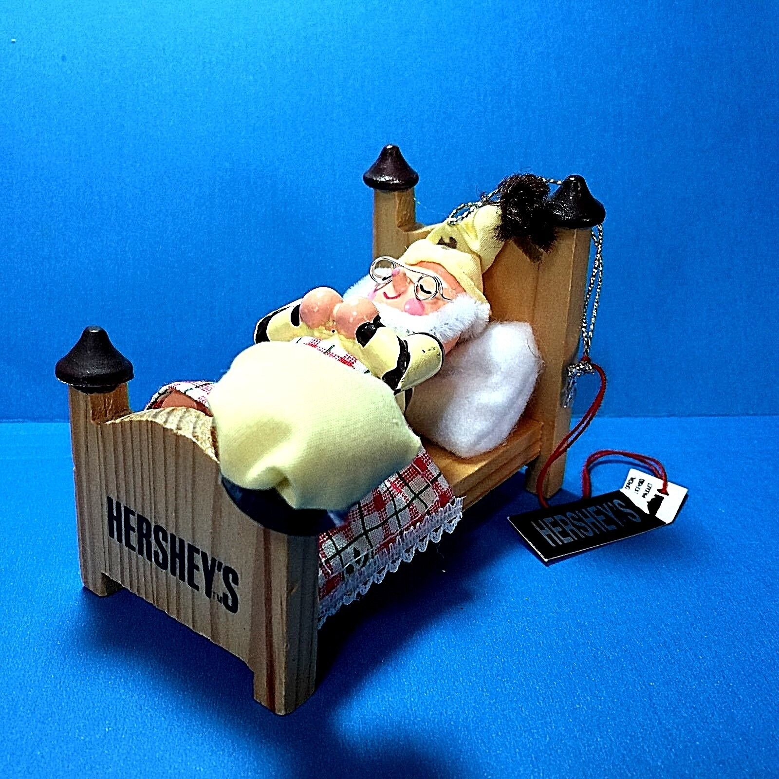 Hershey's Chocolate Mr Baker Elf In Bed Wood Ornament 1997 Без бренда