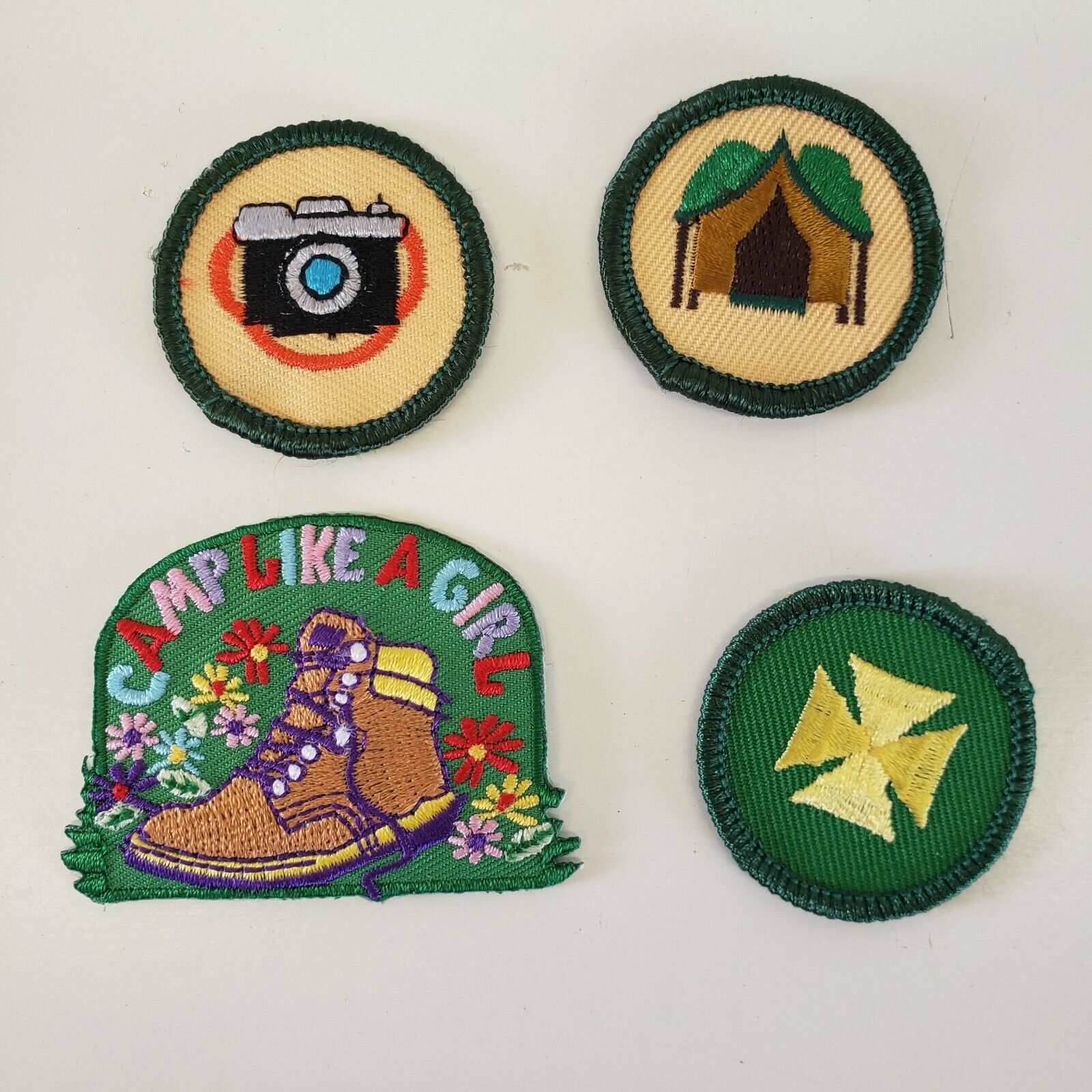 Lot of 4 Girl Scout Badges Patches; Vintage and Modern Camping Themed Без бренда