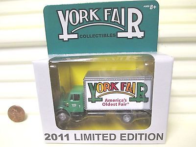 Johnny Lightning York Fair PA. 2011 Delivery Truck Black Wheels, White Wheels    Johnny Lightning - фотография #2