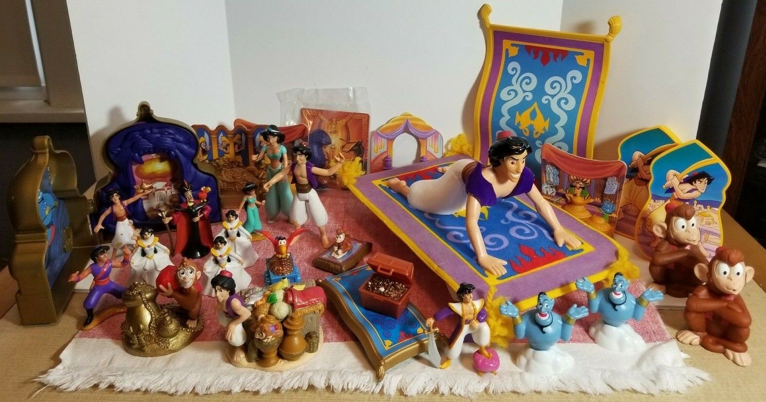 HUGE Vintage Disney Aladdin Lot 30 Figures   Disney N/A