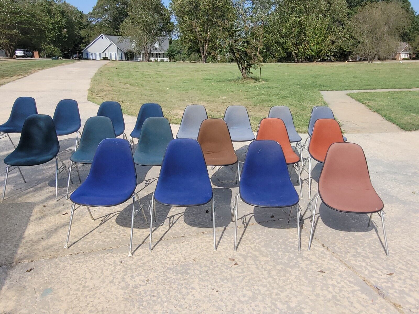 Lot of 18 Herman Miller Eames Fabric Padded Fiberglass Side Shell Chairs Herman Miller - фотография #2