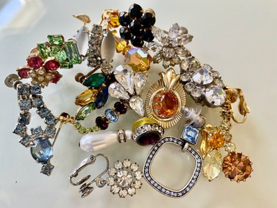 LOT OF 36 VINTAGE RHINESTONE EARRINGS,ALL SINGLES FOR REPURPOSE,HOLIDAY TREE ART CORO,GIVENCHY EARRINGS - фотография #11