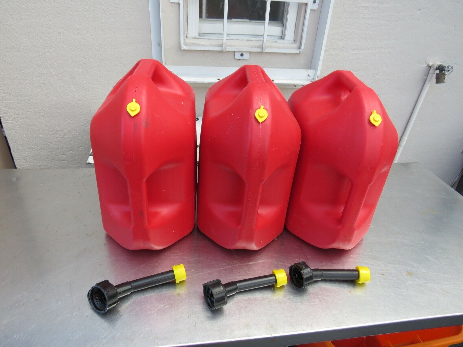 (3 Pack) - Blitz Original Pre-Ban 5 Gallon Gas Can Model #50833  Blitz 50833 - фотография #6