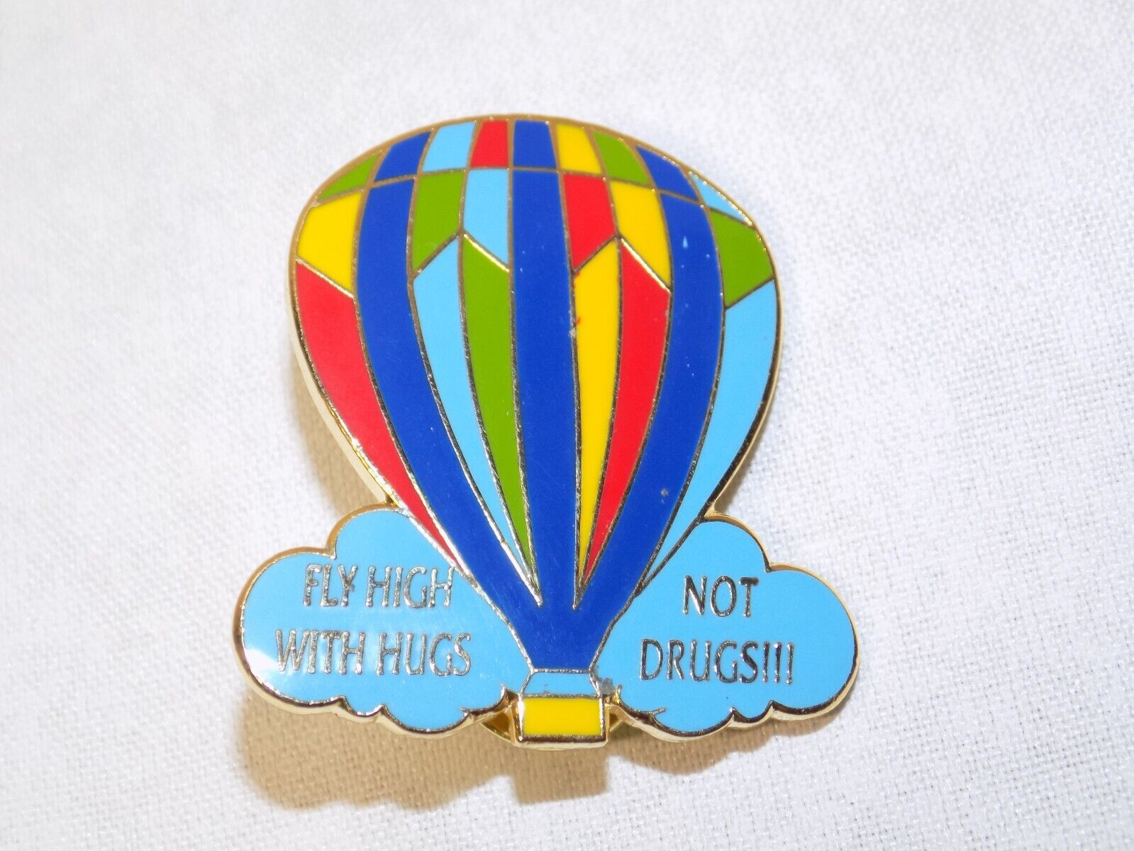 Hot Air Balloon Lapel Pin Enamel Fly High With Hugs Not Drugs Condor Pins Без бренда - фотография #2