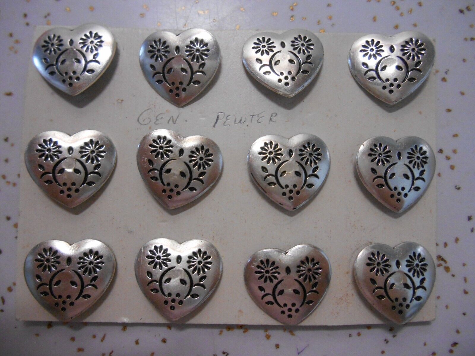 Vintage 12 Figural Pewter HEARTS Engraved Shank Buttons AUSTRIA Без бренда