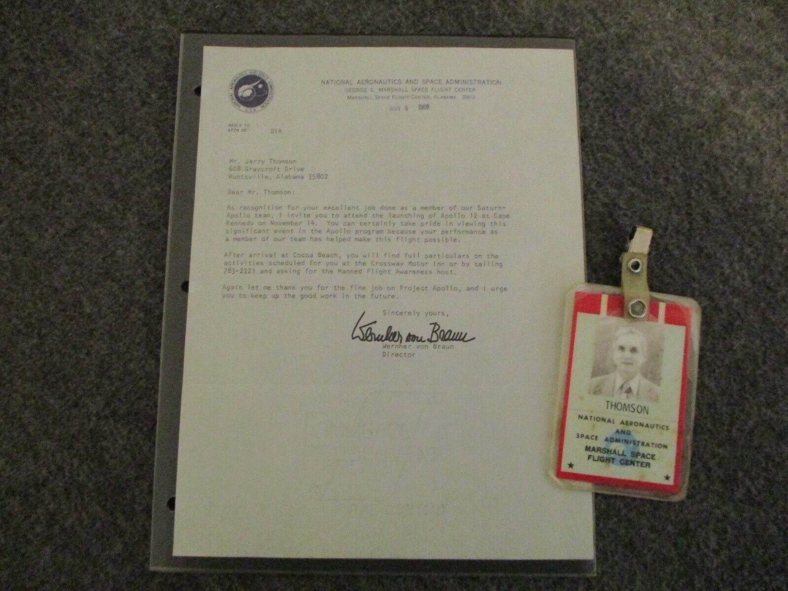 1969 NASA/MSFC WERNHER VON BRAUN SIGNED APOLLO AUTHENTIC HAND TYPE LETTER+BADGE Без бренда