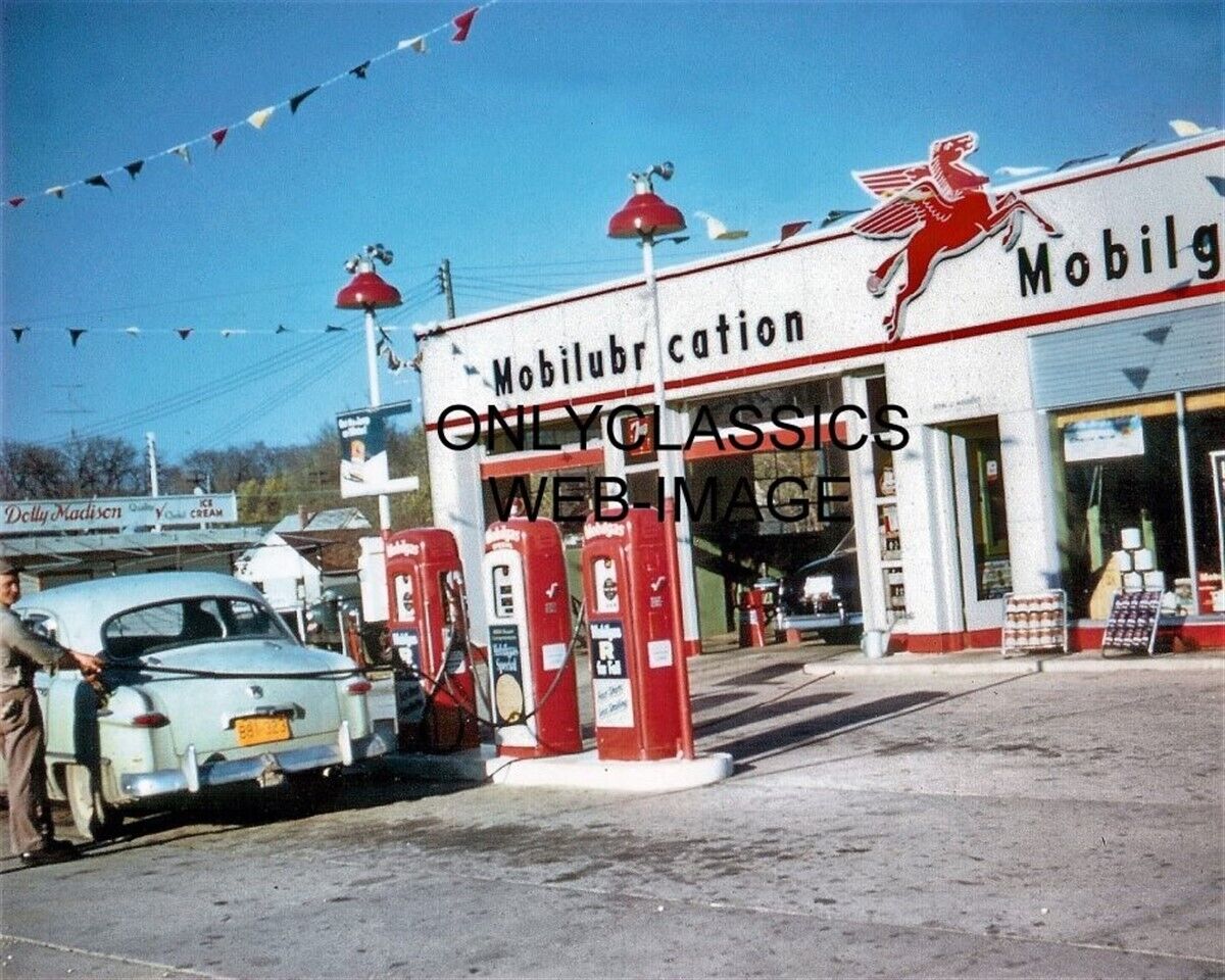 1953 MOBIL OIL GAS PUMP STATION 8X10 PHOTO PEGASUS SIGN VINTAGE CAR ONALASKA WI Без бренда