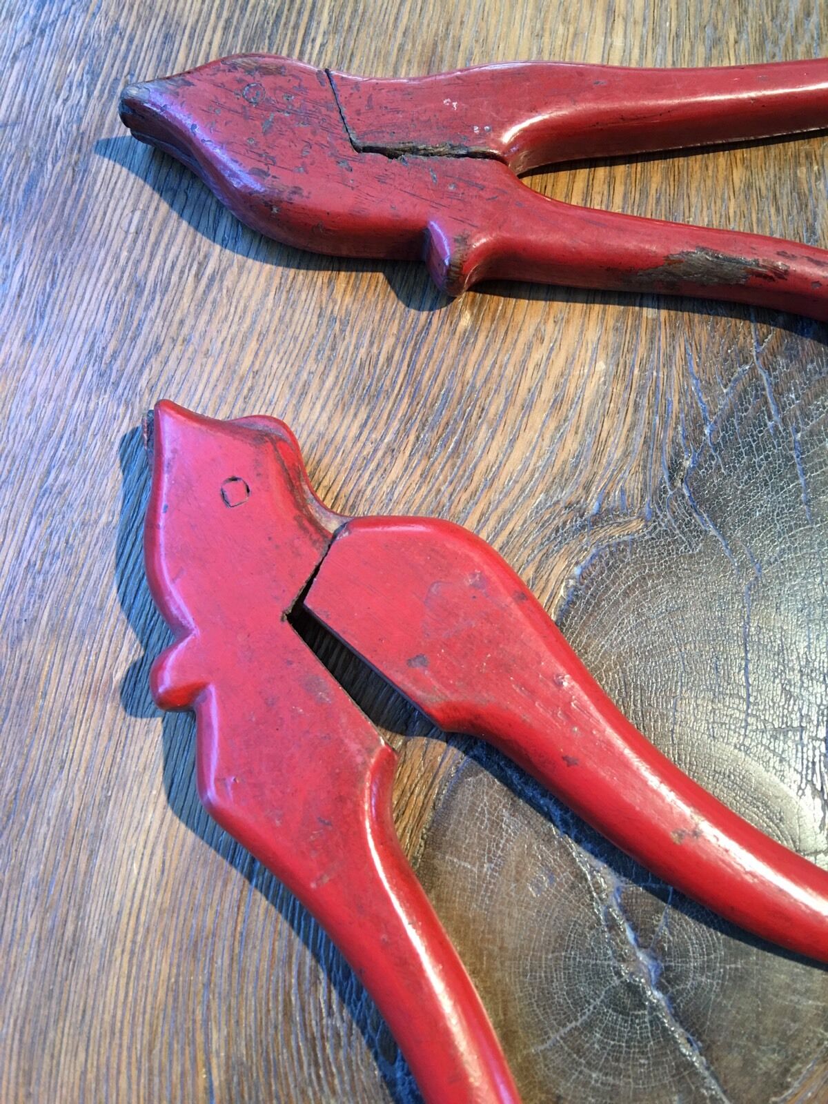 1900 Chinese Hand Sewing tool , 2 wood carved Birds With Red Lacquer Finish Без бренда
