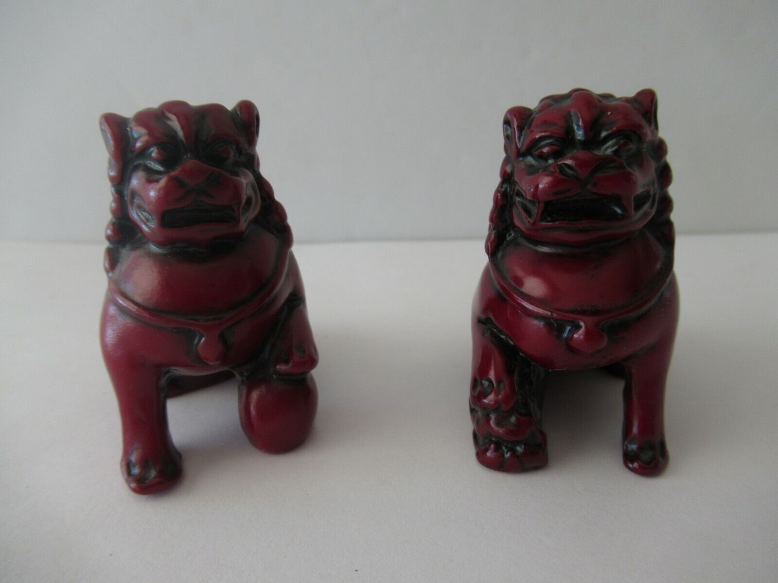2 Vintage Oriental Chinese Foo Dog Lion Red Cinnabar Resin Figurine Figure  Без бренда