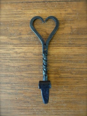 4 PRIMITIVE PRETTY 5" HAND FORGED HEART SHAPED TWIST RUSTIC IRON WALL HOOKS coat Unbranded Does Not Apply - фотография #3