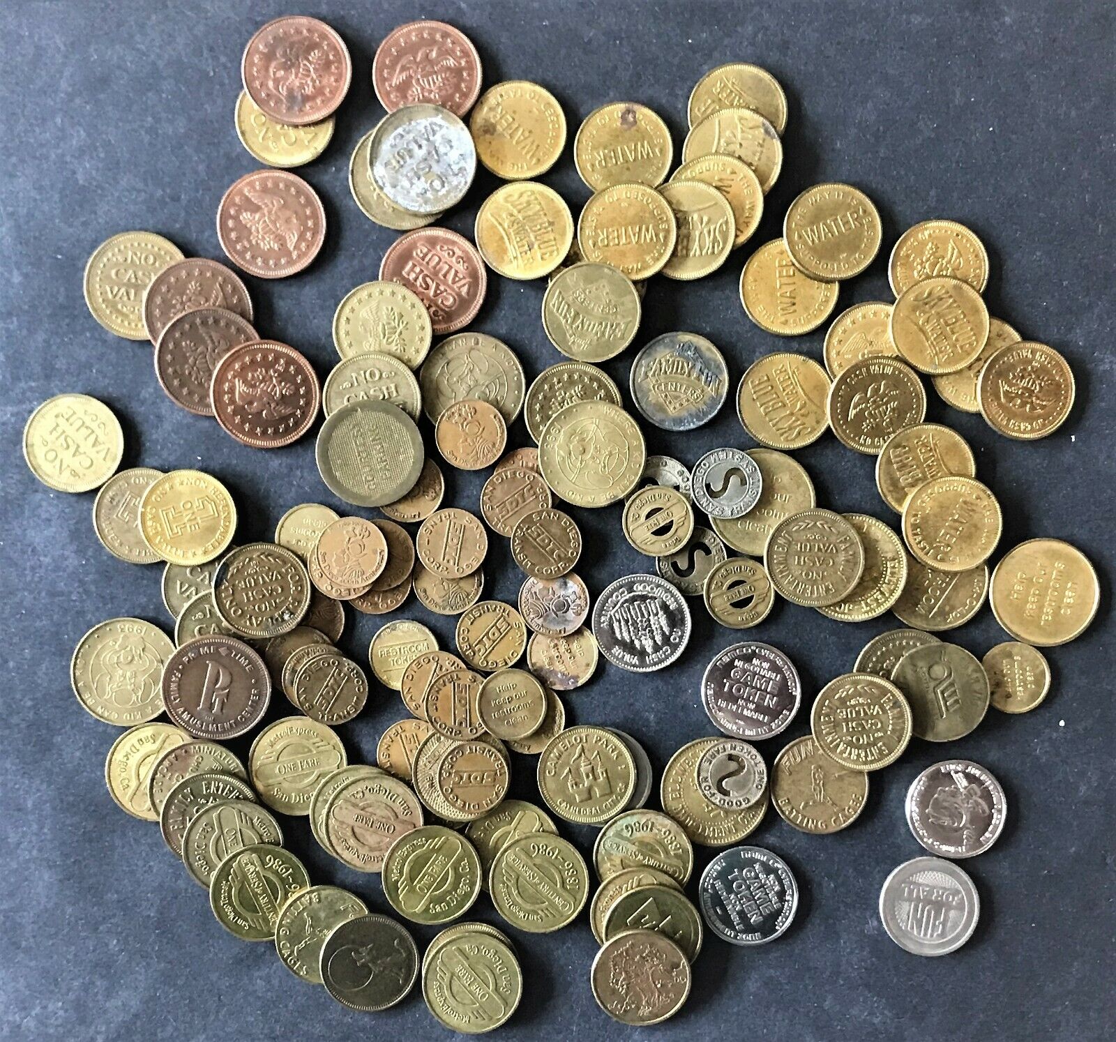 MISCELLANEOUS LOT OF TOKENS APPROXIMATELY 120 Без бренда