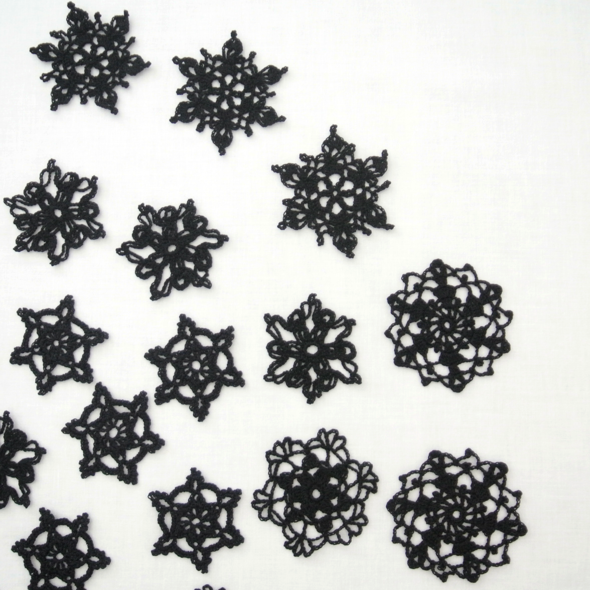 30 pcs, 7–9,5 cm, 2.8–3.7 “, Black, Halloween, Crochet Snowflakes, ogrc30, 299 Handmade - фотография #3