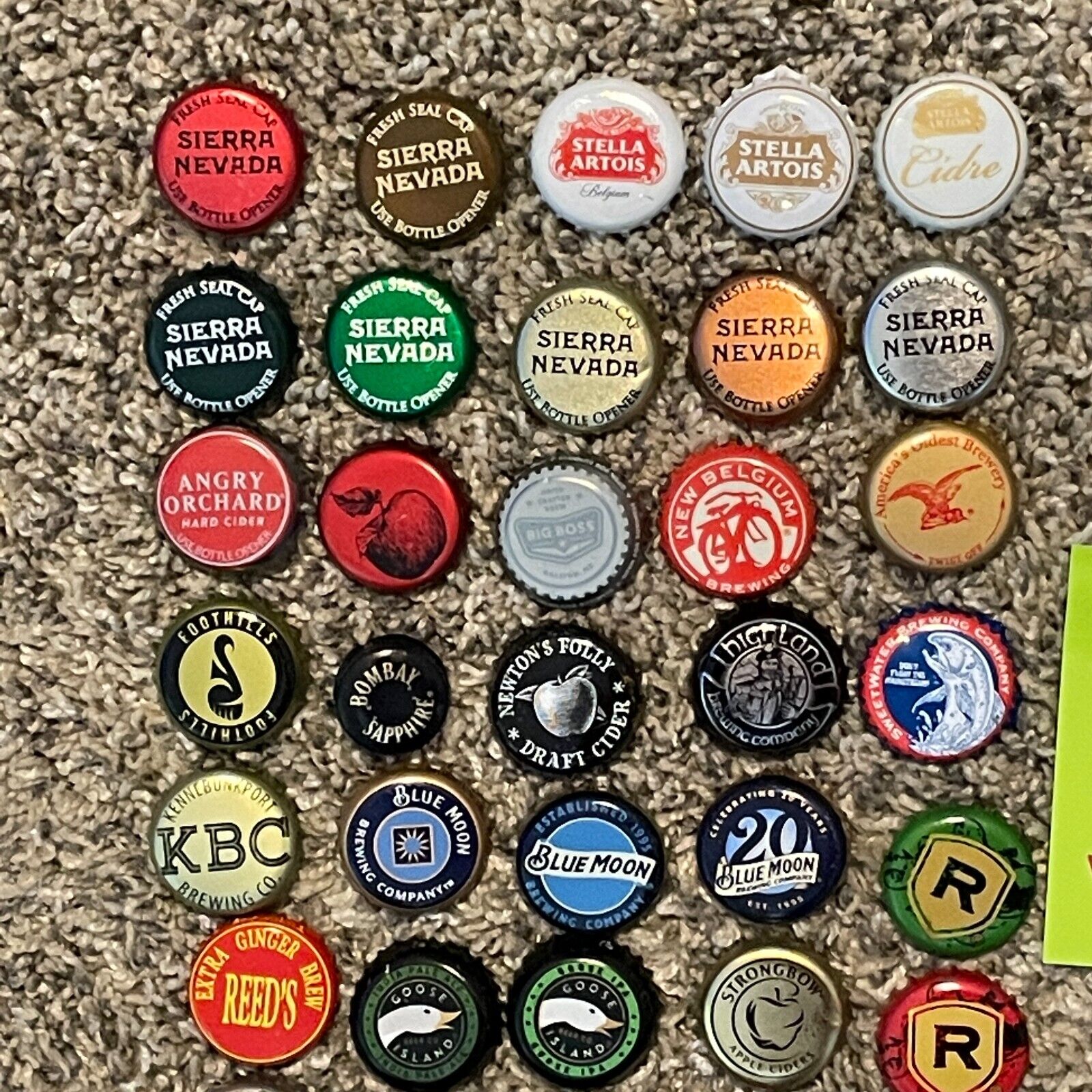 50 Mixed Beer Bottle Caps NO REPEATS Used w/Dents, Stella, Blue Moon, Sierra + Stella, Blue Moon, Bud & More - фотография #2