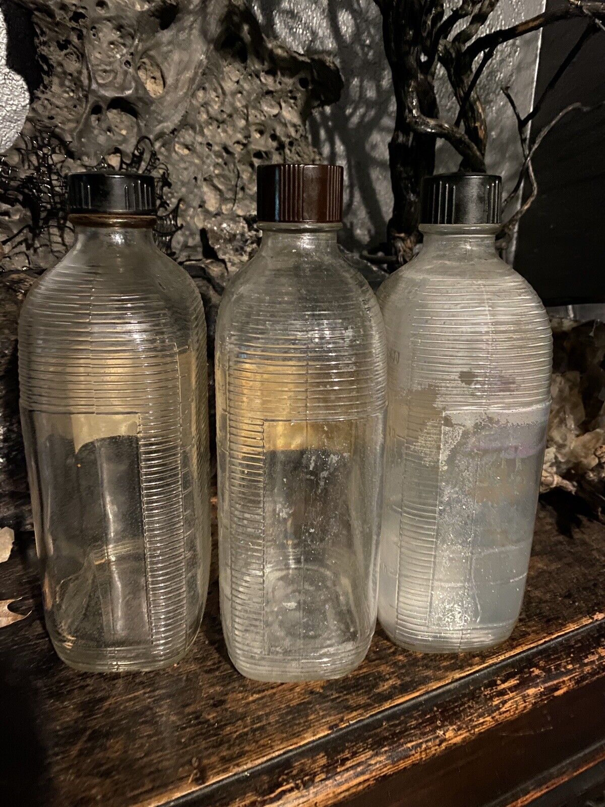ANTIQUE MEDICAL LABORATORY BOTTLES CALIBRATED RIBBED OLD LABELS TOPS GRUNGY Без бренда - фотография #5