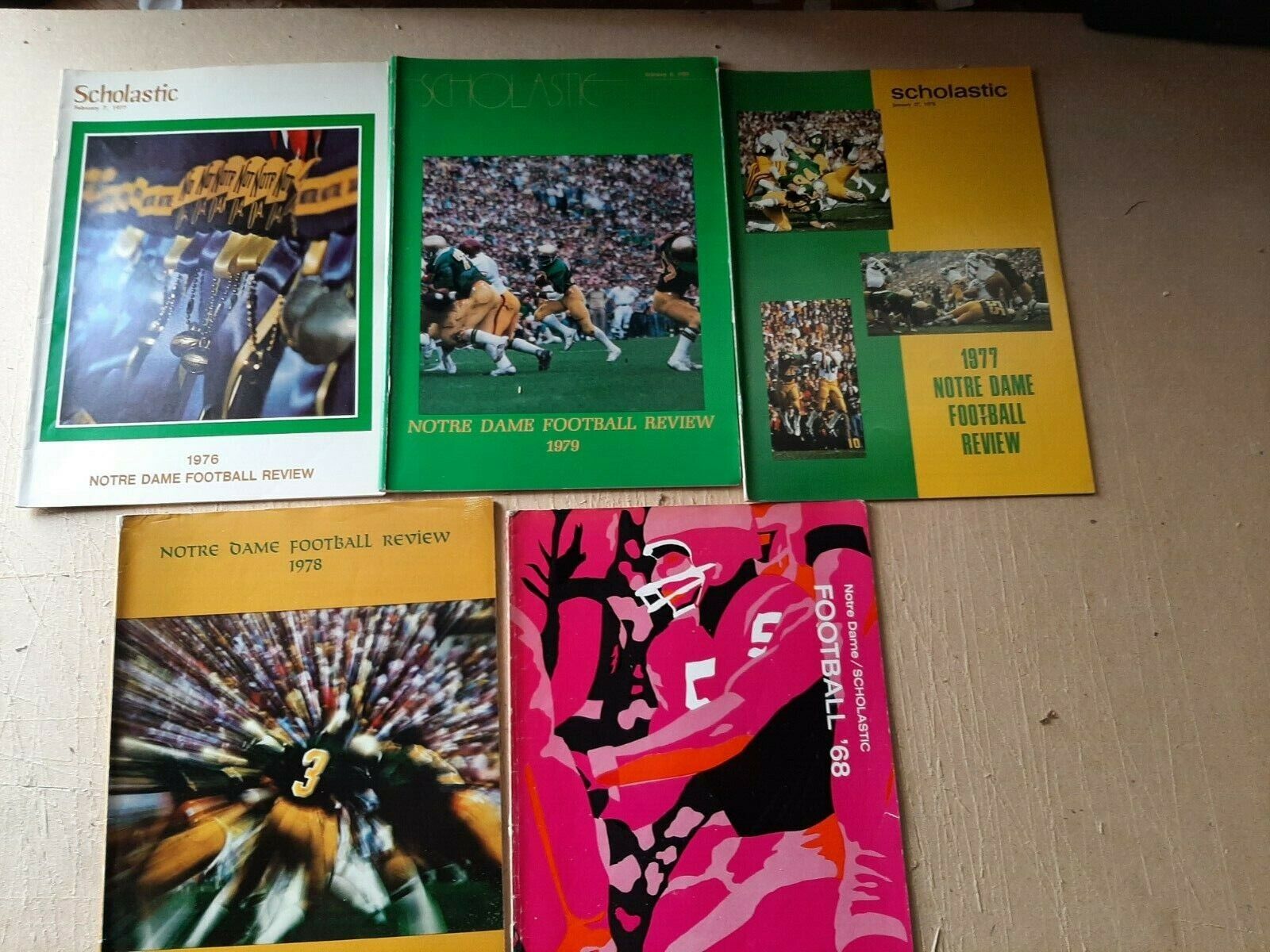 NOTRE DAME FOOTBALL PUBLICATIONS LOT (19) - GUIDES & OTHERS FROM 60'S TO 90'S Без бренда - фотография #2