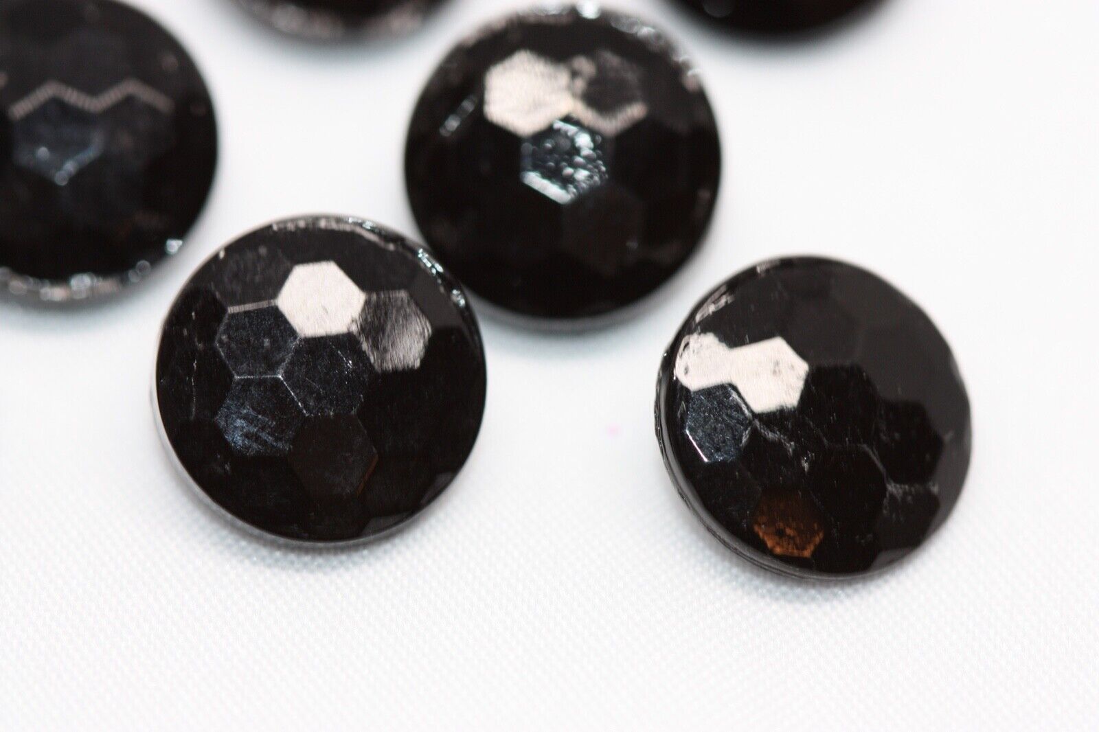 8 Vintage Le Chic Black Glass Honeycomb Buttons Round Faceted Jet Mourning Без бренда - фотография #8