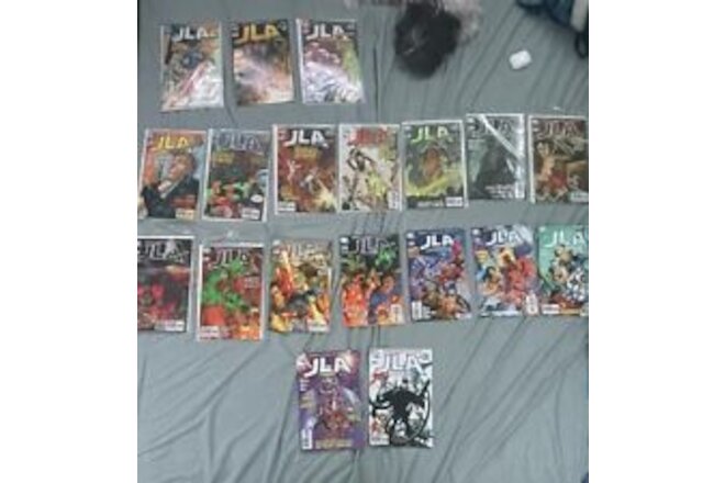 JLA Classified (2004) Lot! Issues 2-17, 20-22. Condition Is NM + White Pages!!!!