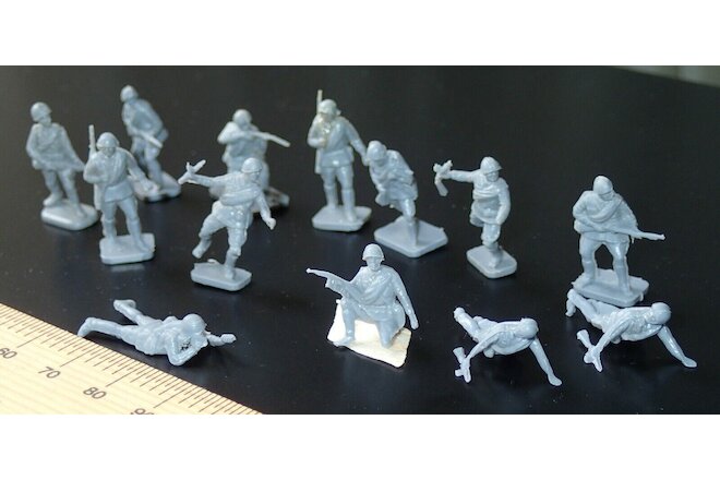Toy Soldiers x 13 Russian Army WW2 1/76 Various Poses Stalingrad Battle