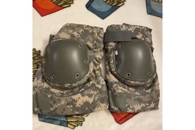 US Army Military Surplus Tactical Knee Pads ACU USGI Digital Camouflage (M) READ