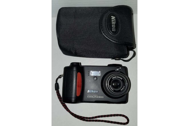 Nikon CoolPix800 Digital Camera with wrist strap and Pouch...TESTED & WORKS!