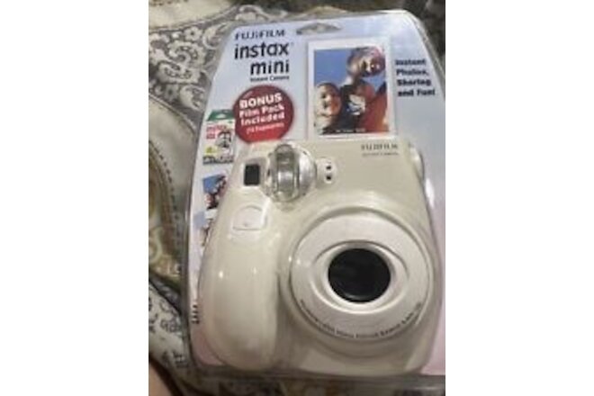 Fujifilm Instax Mini 7S Instant Camera (10-Pack Film) - White NEW!!