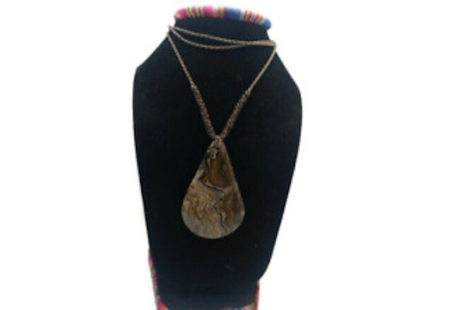 Adjustable Necklace Woven in Macrame Thread and Natural Stone Cusco