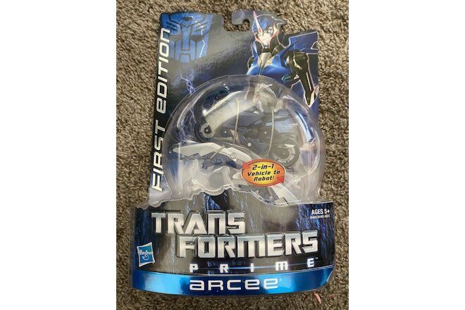 Transformers Prime First Edition Deluxe Class Autobot Arcee New