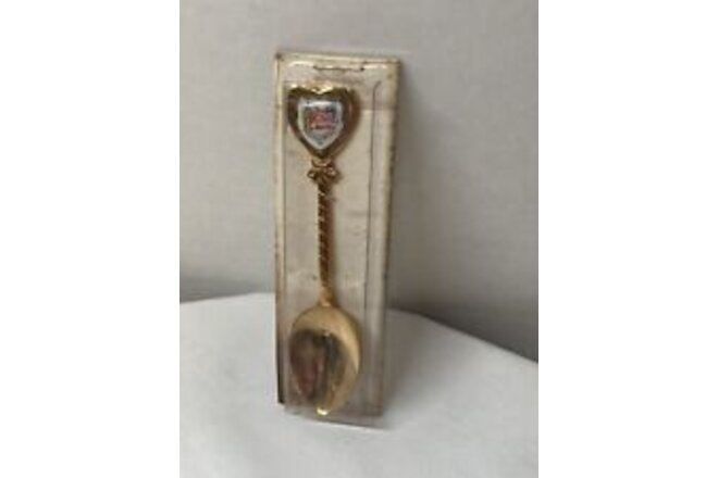 Vintage Collector Souvenir Spoon "The Old Country" Williamsburg, VA gold tone
