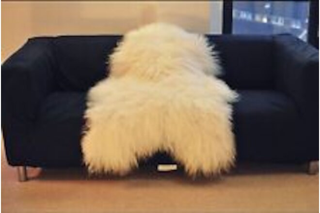 White, Fluffy, Soft and Silky Genuine Icelandic Sheepskin Wool Rug wsi (S 40")