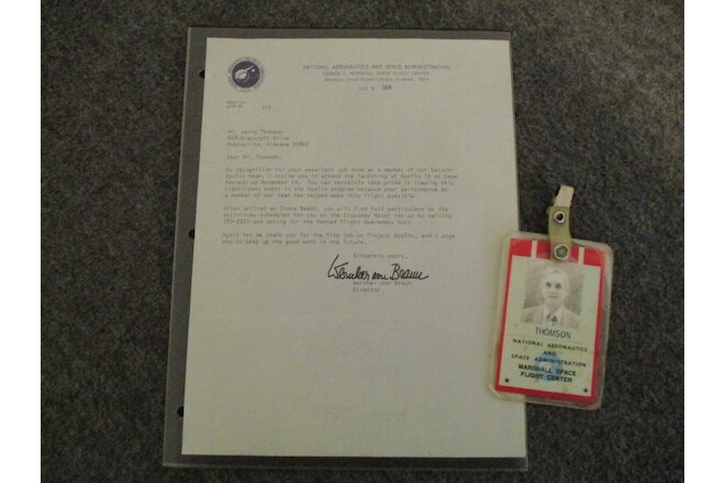1969 NASA/MSFC WERNHER VON BRAUN SIGNED APOLLO AUTHENTIC HAND TYPE LETTER+BADGE