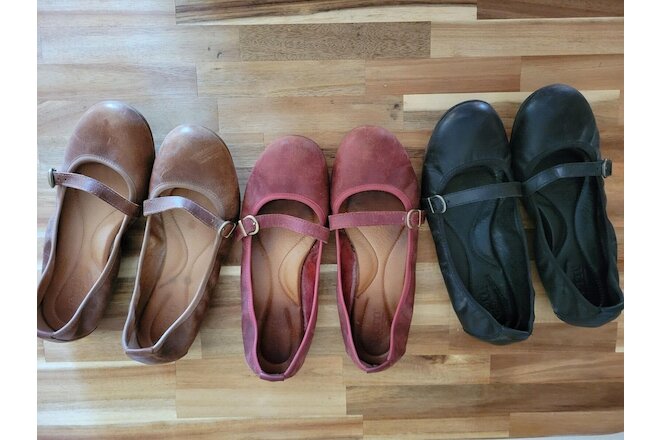 Lot of 3 Pair of Born Woman's Shoes Flats Size 8 Black, Red, Brown