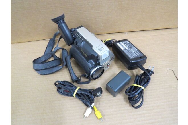 Hitachi VM-H955LA Hi8 Video Camcorder Ultravision, Battery, A/V Cable & AC Power