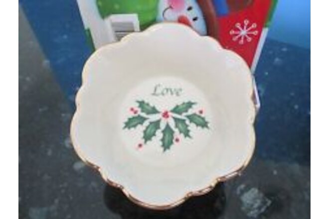 Lenox American by Design Holiday "Love" New Round fluted dish 4.25in ( 10.8 cm )