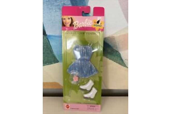 2001 Barbie Sporty Star Ice Skater Fashion 2001 Mattel 47604