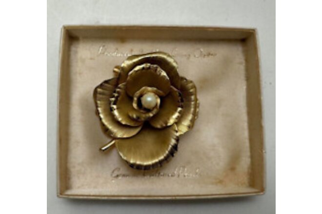 Vintage GOLD FLOWER WITH PEARL CENTER PIN BROOCH