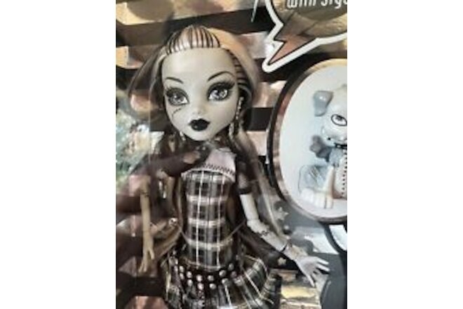 Monster High SDCC black and white Frankie Stein 2010 limited edition RARE