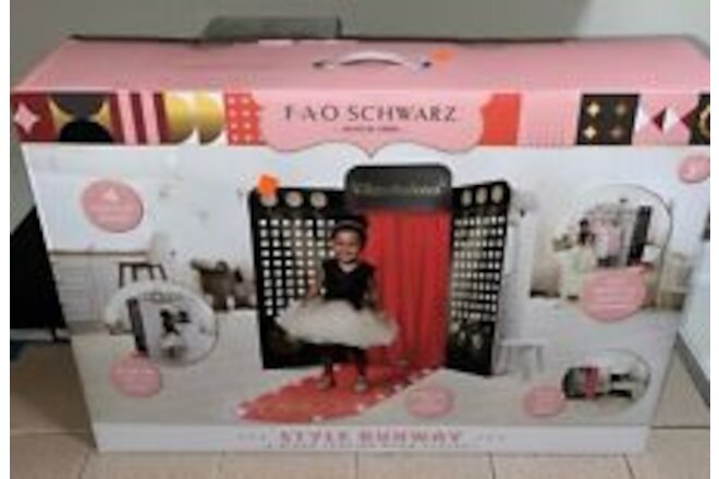 FAO Schwarz Style Runway 4-Sided Fashion Show Playset NEW