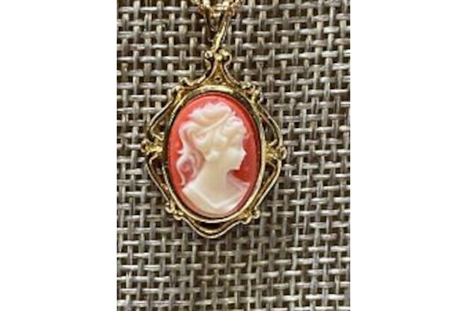 VTG  Cameo Gold Tone Metal Pendant Charm Coral Color Background   Necklace