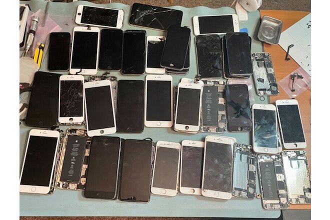 Lot of 33 iPhones