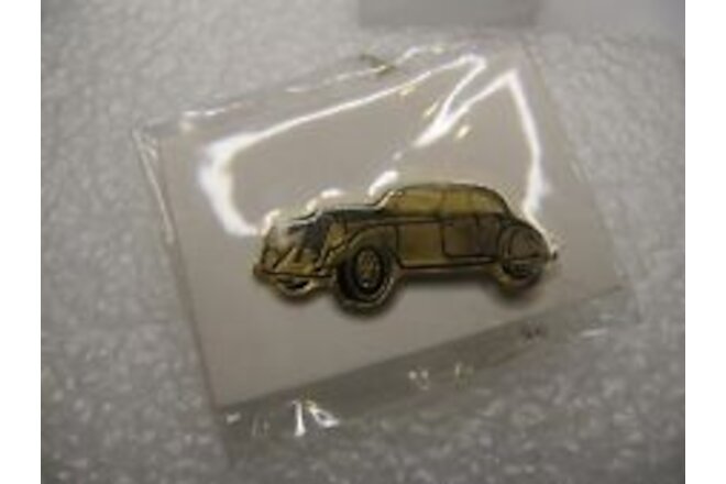 1933 Pierce Arrow Lapel Pin Classic Car Gold-tone Pinback